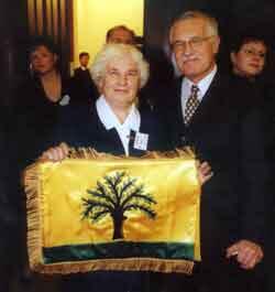 Znak a prapor obce Bílov